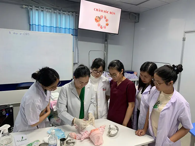 Khóa học chăm sóc mẹ và bé